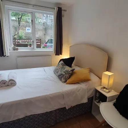 2 Bed Brick Lane Flat, Liverpool St Apartment London