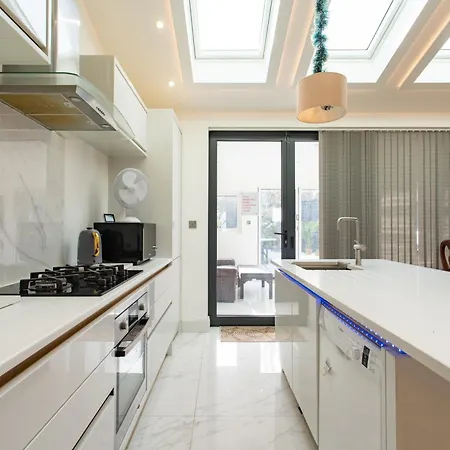 Modern 2bed Pad W/ Hot Tub * Barking (Greater London)