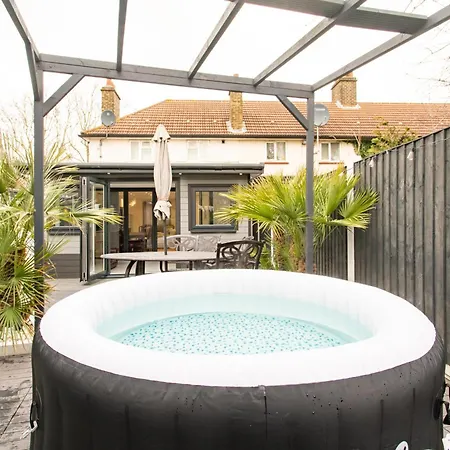 Modern 2bed Pad W/ Hot Tub Holiday home