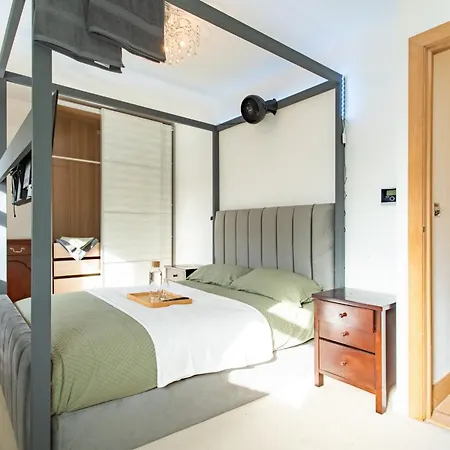 Modern 2bed Pad W/ Hot Tub Holiday home *