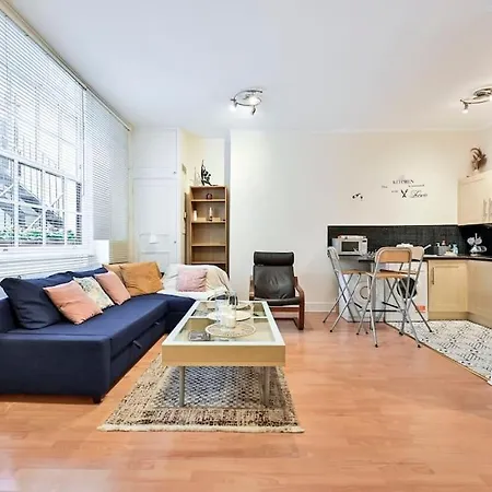 The Perfect Queensway Apartment *