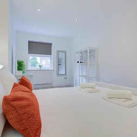 Charming 3 Bedroom House * Romford