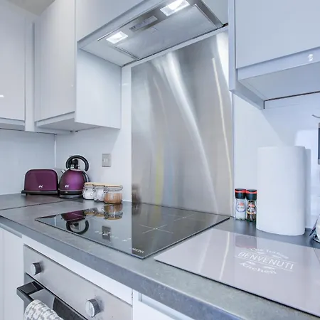 Apartment Charming 3 Bedroom House *