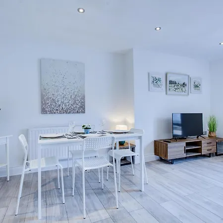 Charming 3 Bedroom House * Romford