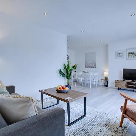 Charming 3 Bedroom House Apartment