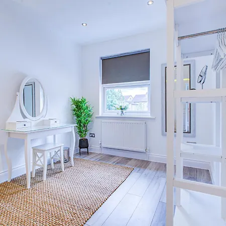 Charming 3 Bedroom House Romford