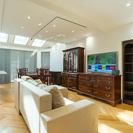 Modern 2bed Pad W/ Hot Tub