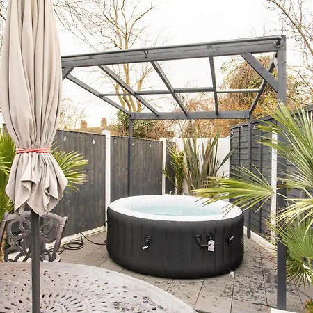 Modern 2bed Pad W/ Hot Tub Barking (Greater London)