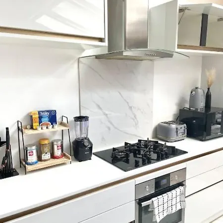 Modern 2bed Pad W/ Hot Tub Barking (Greater London)