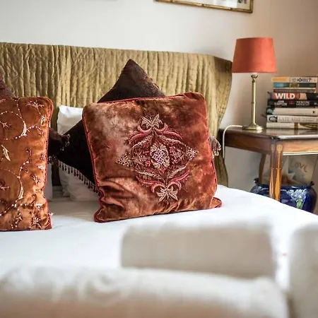 Artists Comfy Home, Near Camden Market *