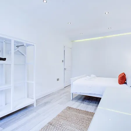 Apartment Charming 3 Bedroom House