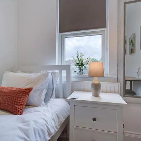 Apartment Charming 3 Bedroom House