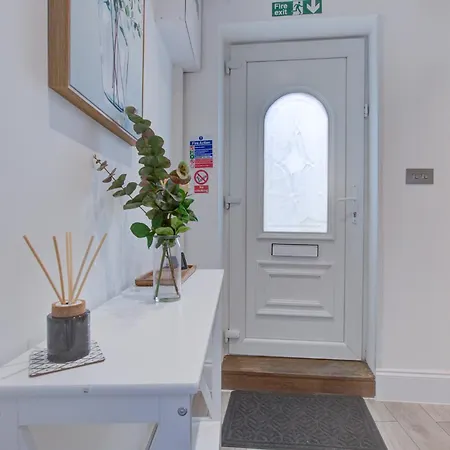 Apartment Charming 3 Bedroom House *