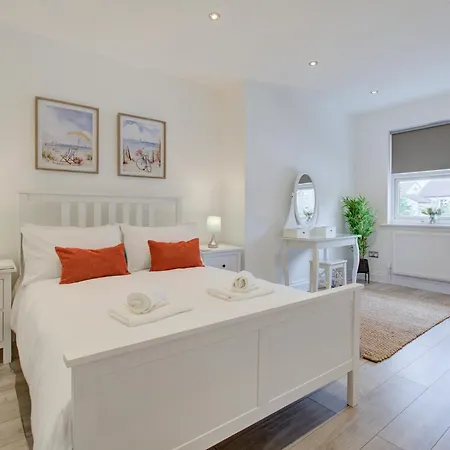 Charming 3 Bedroom House Romford