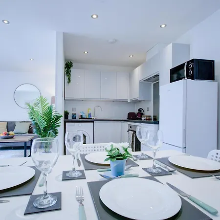Charming 3 Bedroom House Apartment Romford