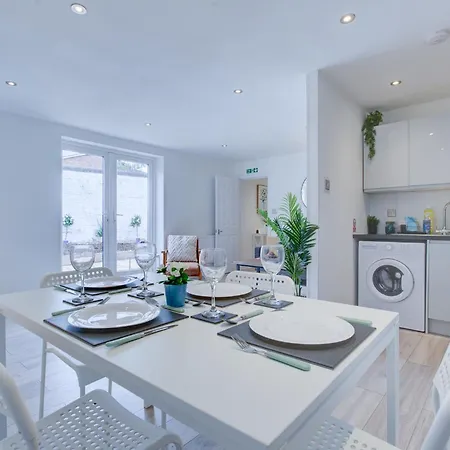 Charming 3 Bedroom House Romford
