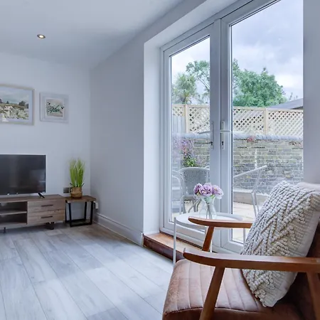 Apartment Charming 3 Bedroom House *
