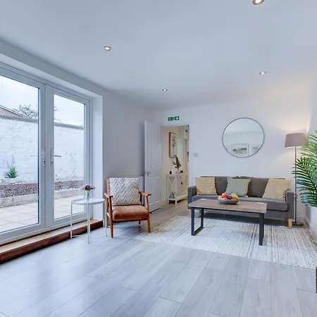 Apartment Charming 3 Bedroom House Romford
