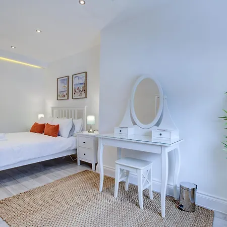 Apartment Charming 3 Bedroom House *