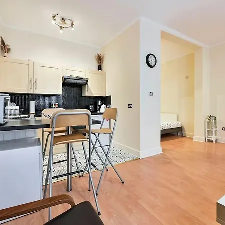 The Perfect Queensway Apartment