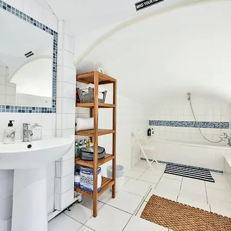 The Perfect Queensway Apartment *