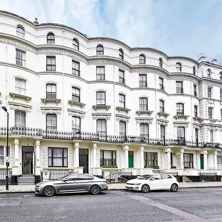The Perfect Queensway Apartment *