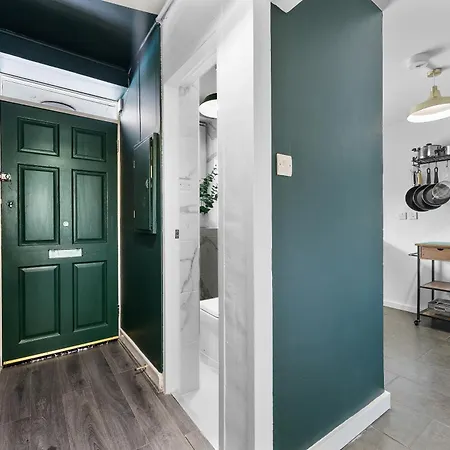 Spacious 3 Bedroom Whitechapel With Garden By Gold Apartment