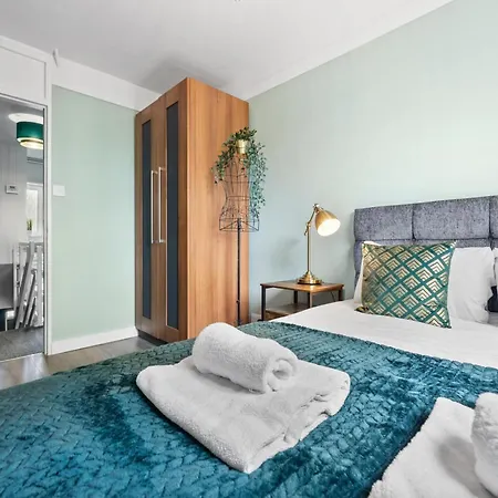 Spacious 3 Bedroom Whitechapel With Garden By Gold * London