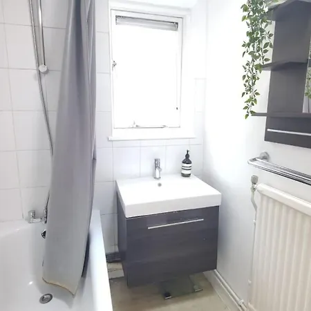 2 Bed Brick Lane Flat, Liverpool St Apartment London