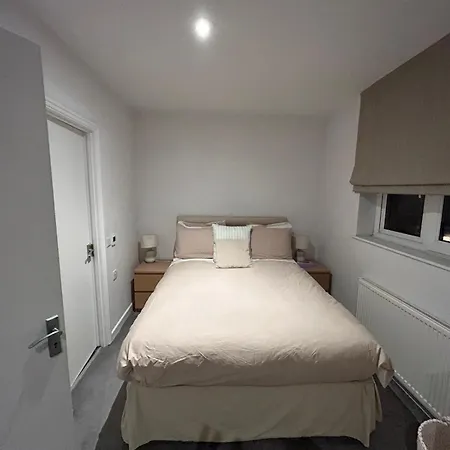 Woodsford Sq - Private Parking Apartment