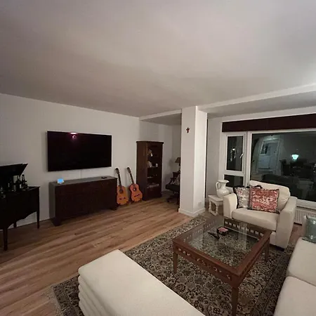 Woodsford Sq - Private Parking Apartment