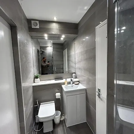 Woodsford Sq - Private Parking Apartment London