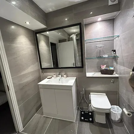 Woodsford Sq - Private Parking Apartment London
