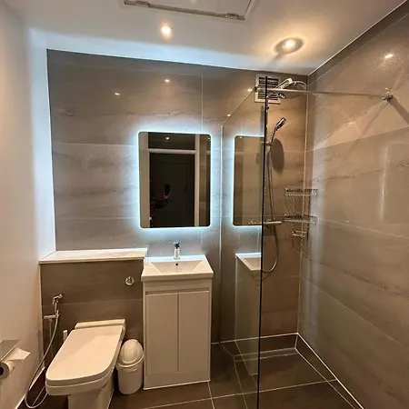 Apartment Woodsford Sq - Private Parking London
