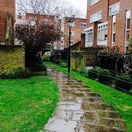 Woodsford Sq - Private Parking Apartment London