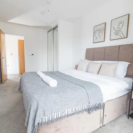 Escape - Royal Wharf Apartment *