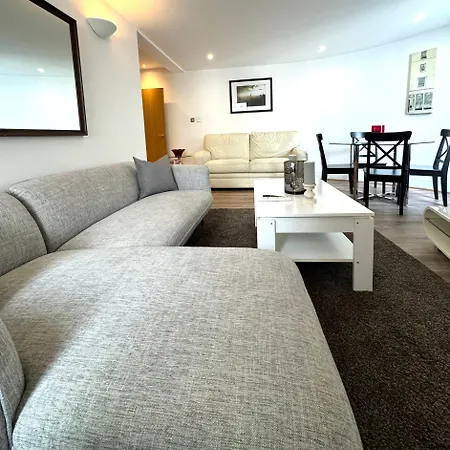 The Crib - 3 Bedroom Central By Wild Apartment *