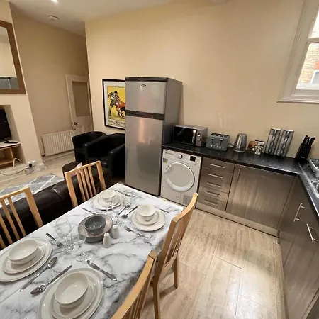 Apartment 4 Bedroom Ground Floor For Up To 7 Guests London