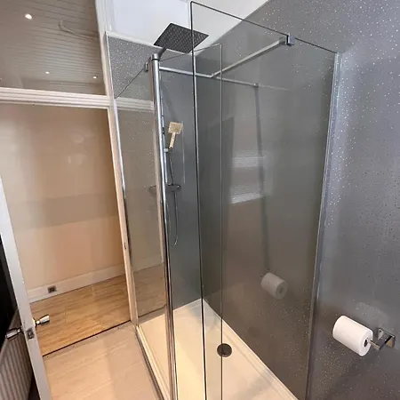 4 Bedroom Ground Floor For Up To 7 Guests Apartment