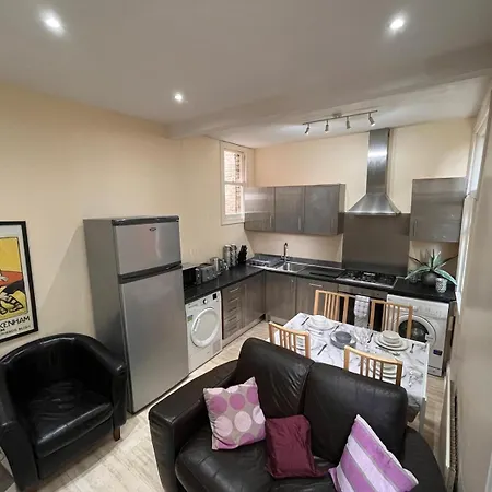 4 Bedroom Ground Floor For Up To 7 Guests London