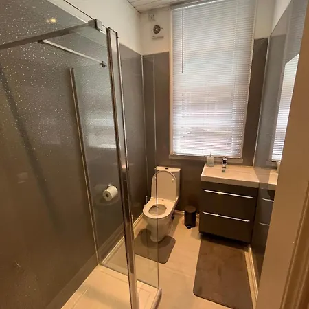 4 Bedroom Ground Floor For Up To 7 Guests Apartment London