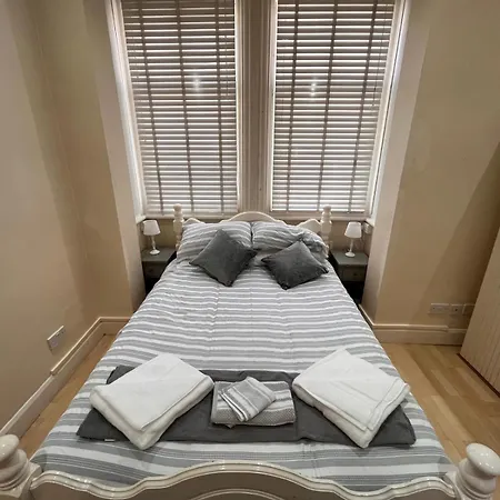 4 Bedroom Ground Floor For Up To 7 Guests London