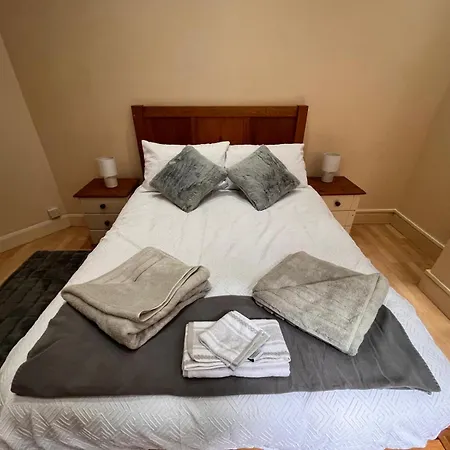 4 Bedroom Ground Floor For Up To 7 Guests Apartment *