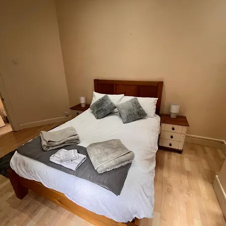 Apartment 4 Bedroom Ground Floor For Up To 7 Guests London