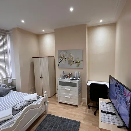 4 Bedroom Ground Floor For Up To 7 Guests * London