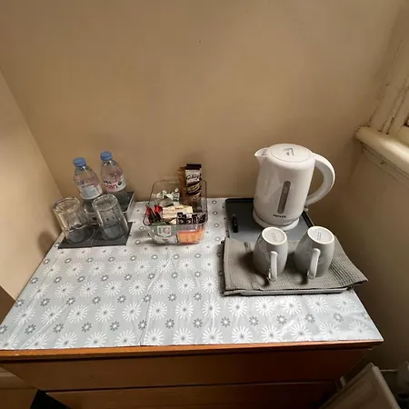 4 Bedroom Ground Floor For Up To 7 Guests Apartment London