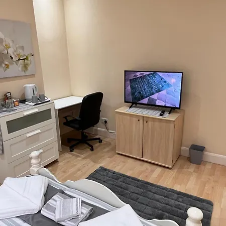 4 Bedroom Ground Floor For Up To 7 Guests * London