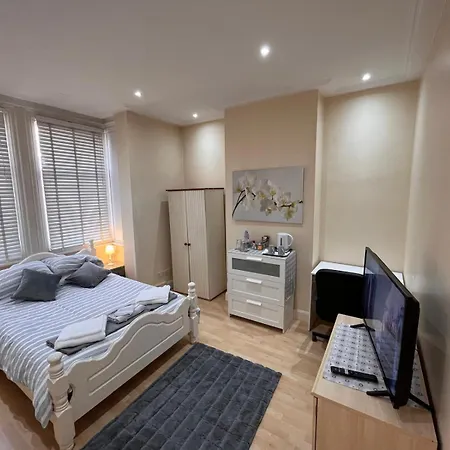 Apartment 4 Bedroom Ground Floor For Up To 7 Guests London