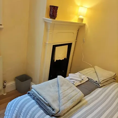 4 Bedroom Ground Floor For Up To 7 Guests Apartment London