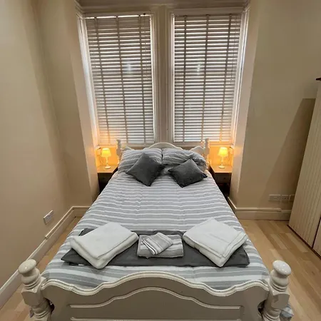4 Bedroom Ground Floor For Up To 7 Guests * London